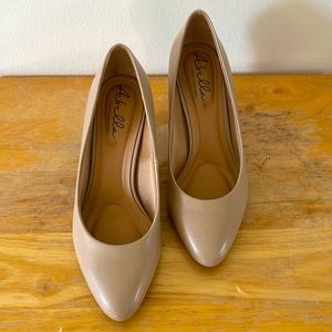 Pointed-Toe Pumps color Beige/ Black